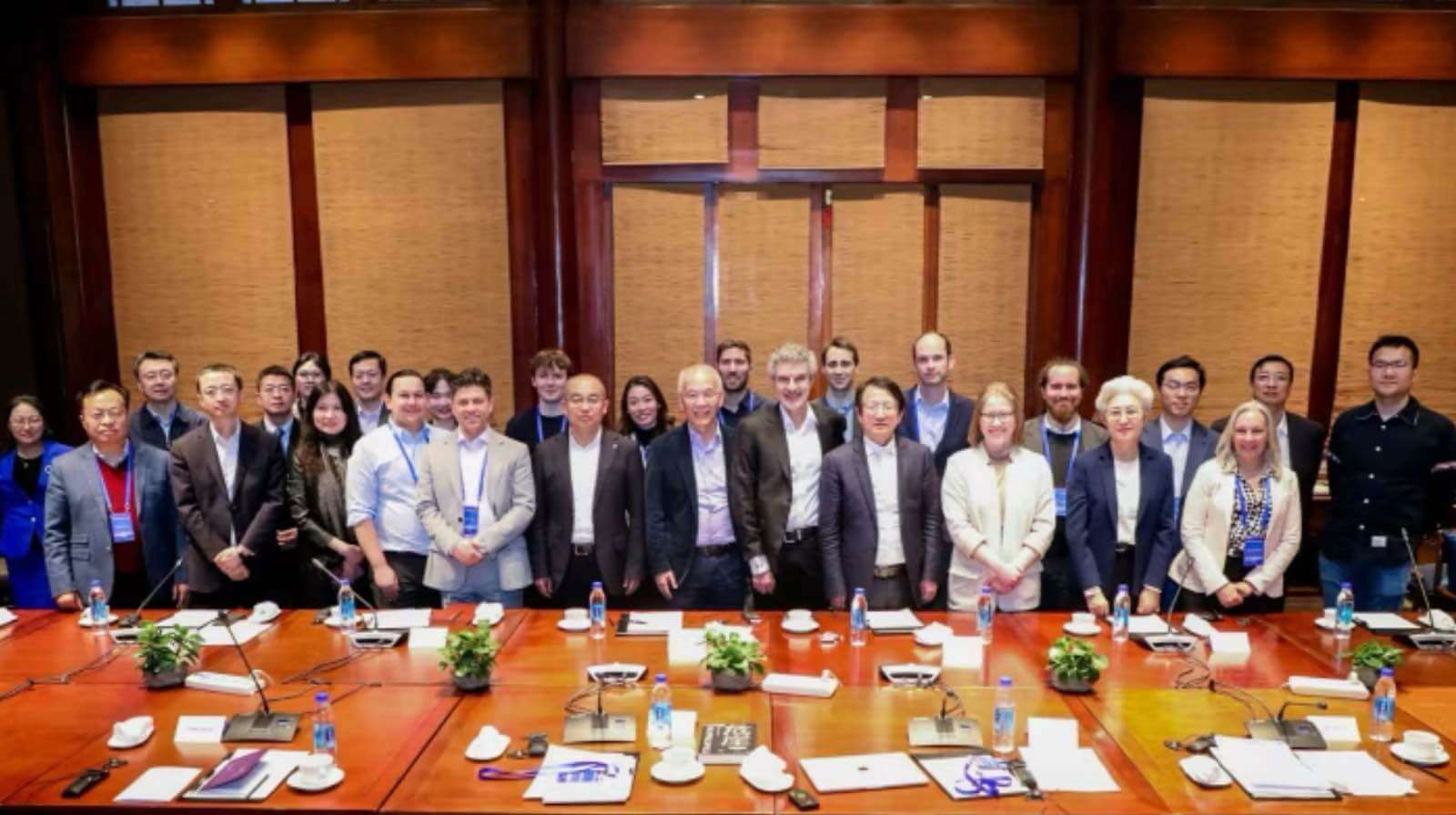 FT|Chinese and western scientists identify 'red lines' on AI risks